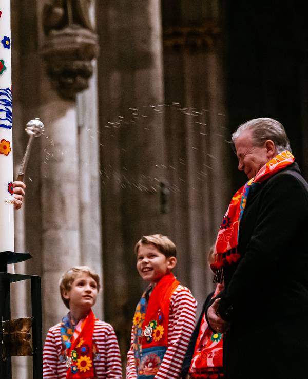 Gottesdienstes für die Kölner Karnevalisten im Kölner Dom. Weihwasser für Christoph Kuckelkorn.