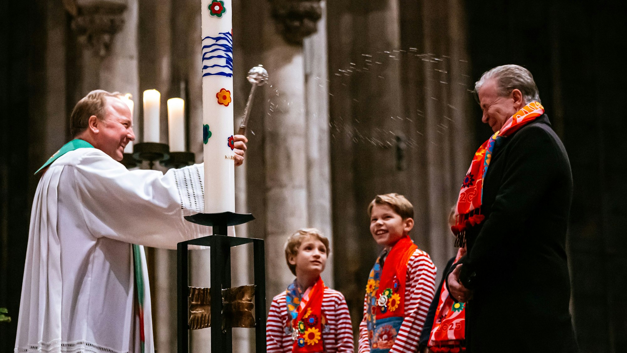 Gottesdienstes für die Kölner Karnevalisten im Kölner Dom. Weihwasser für Christoph Kuckelkorn.