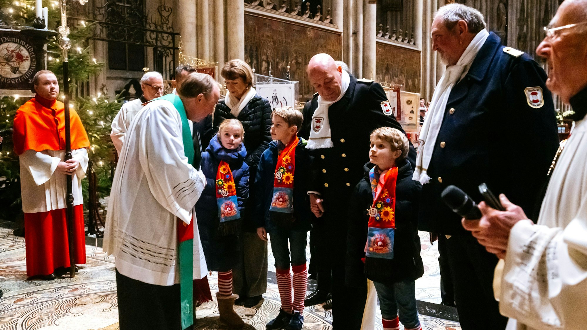 Gottesdienstes für die Kölner Karnevalisten im Kölner Dom: Dreigestirn und Kinderdreigestirn.