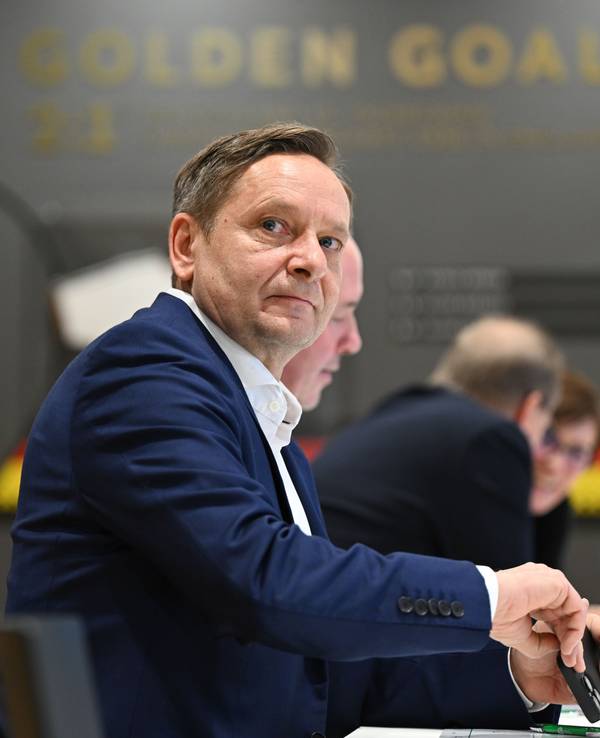 Horst Heldt blickt sich zur Seite um.