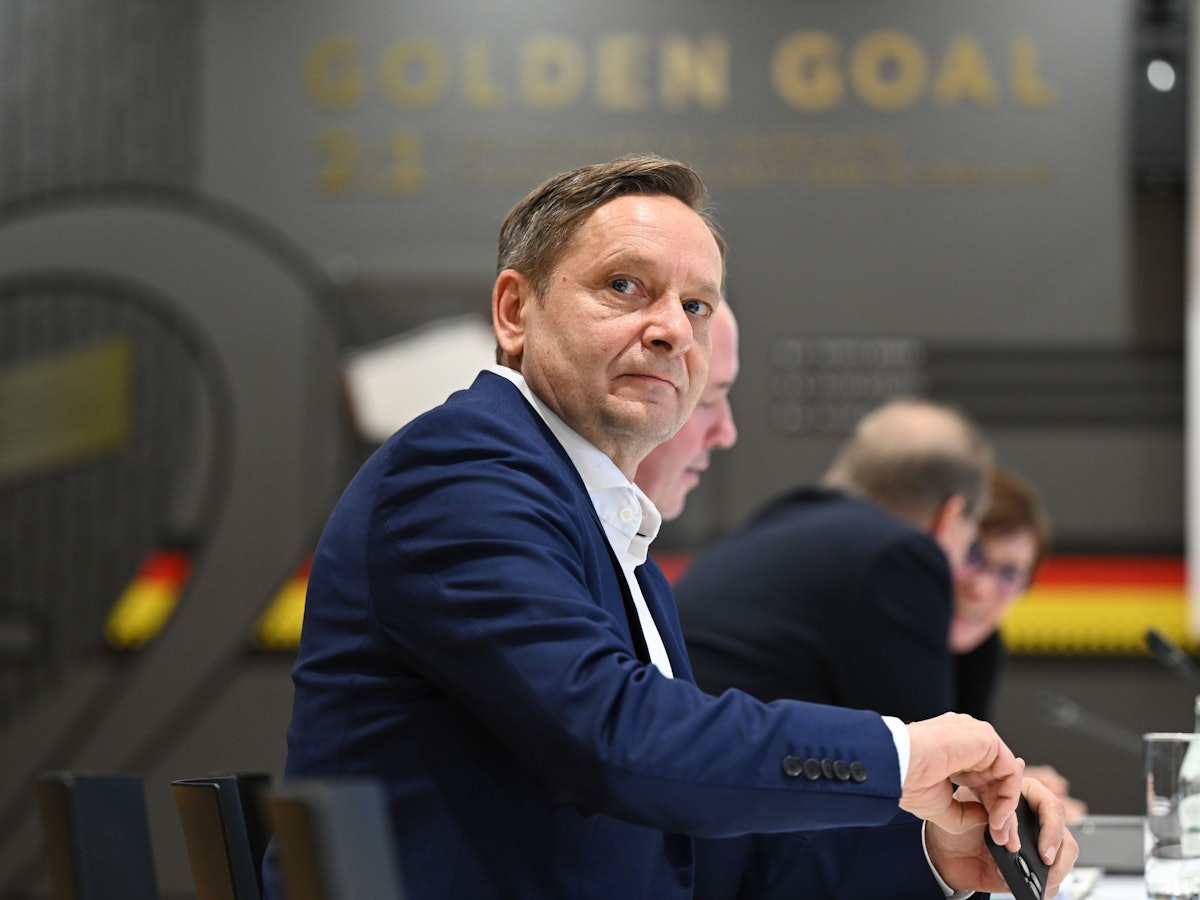 Horst Heldt blickt sich zur Seite um.