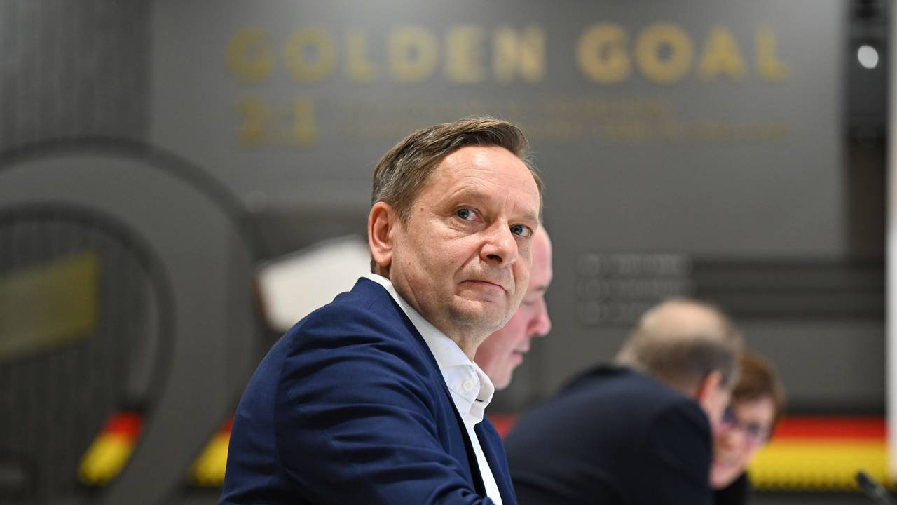Horst Heldt blickt sich zur Seite um.