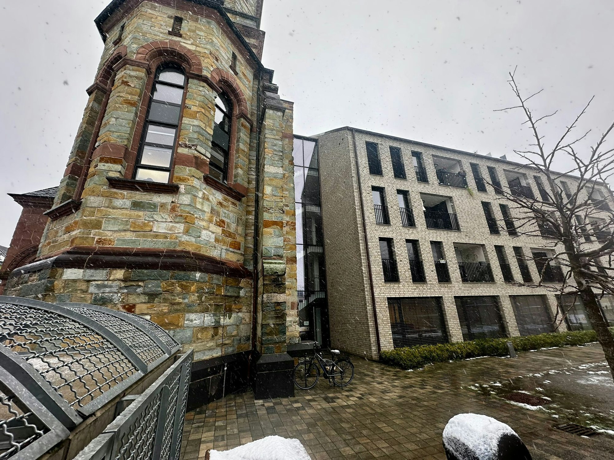 Ein gläsernes Treppenhaus verbindet den historischen Turm heutzutage mit dem Wohn- und Bürogebäude.
