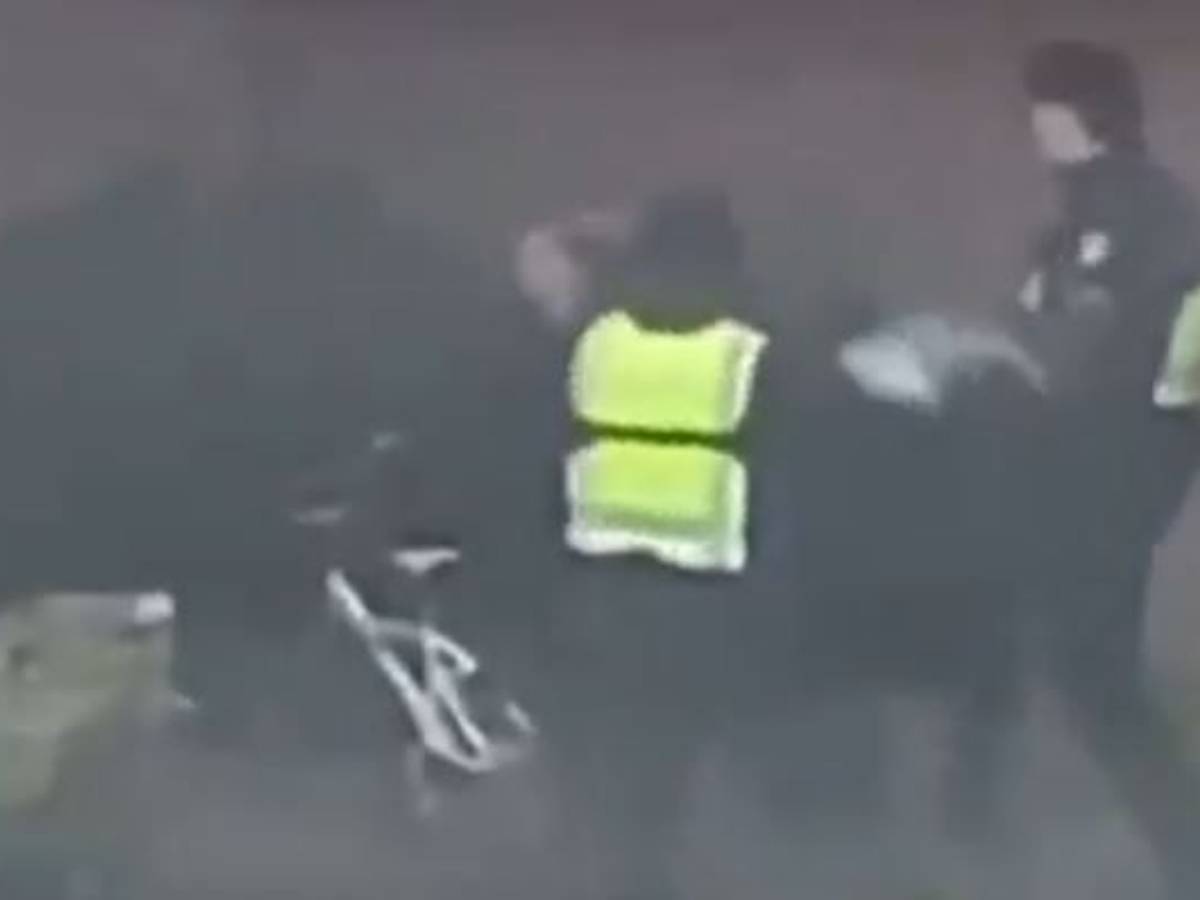 Zwei Polizisten gehen auf einen Mann in Bergheim los.
