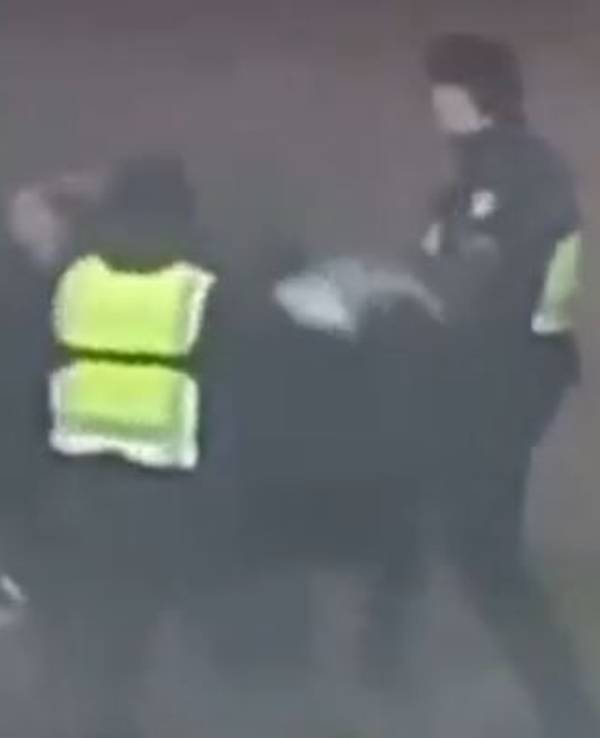 Screenshot aus einem Video. Zwei Polizisten gehen auf einen Mann in Bergheim los.