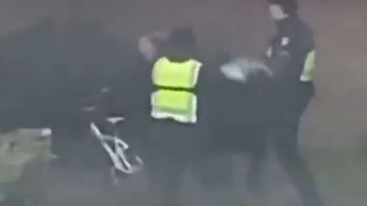 Screenshot aus einem Video. Zwei Polizisten gehen auf einen Mann in Bergheim los.