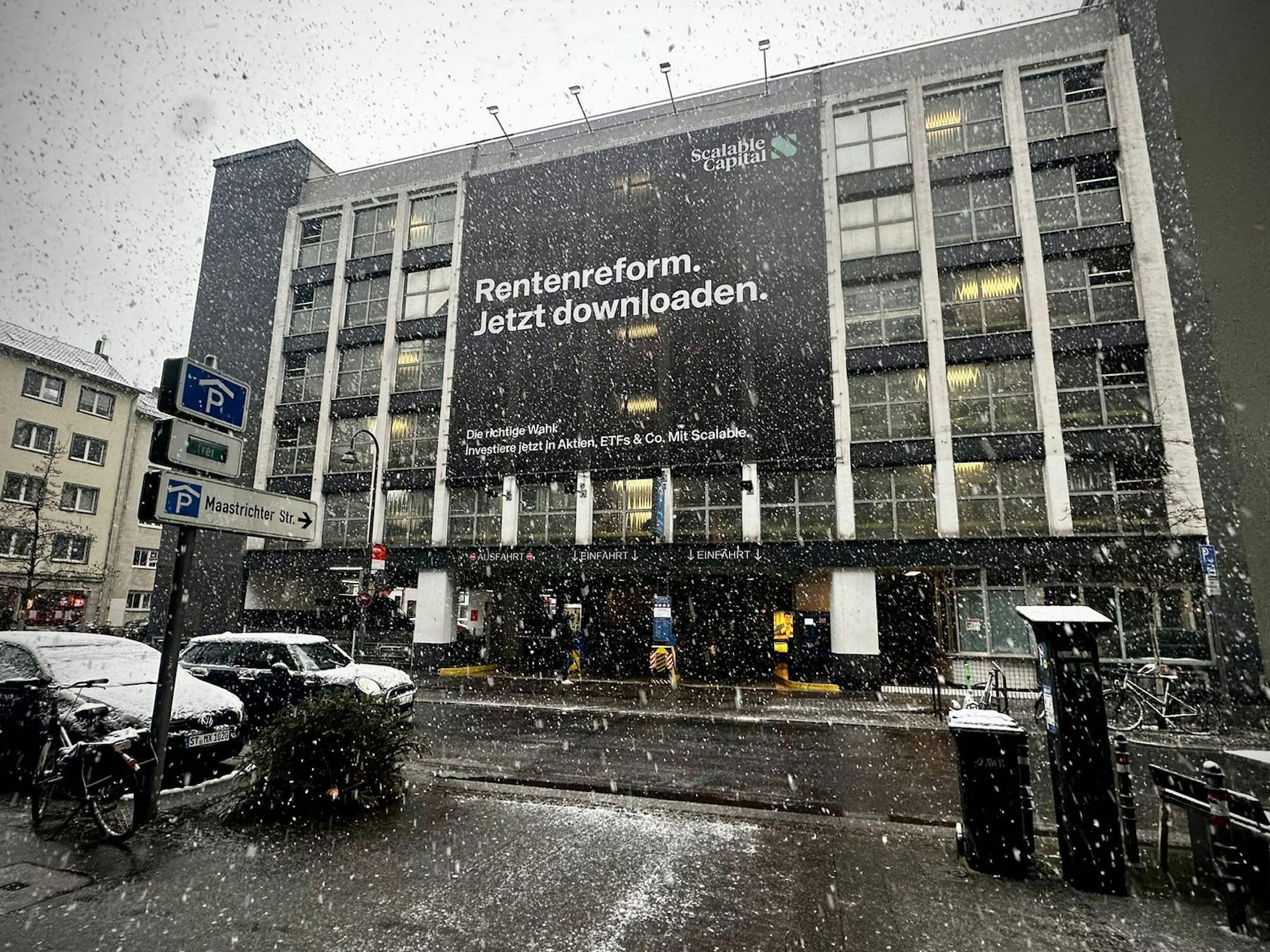 Dieses riesige Werbeplakat auf der Fassade eines Parkhauses auf der Maastrichter Straße in der Kölner Innenstadt, fotografiert am 9. Januar 2025, hat Bundesminister Karl Lauterbach auf die Palme gebracht.