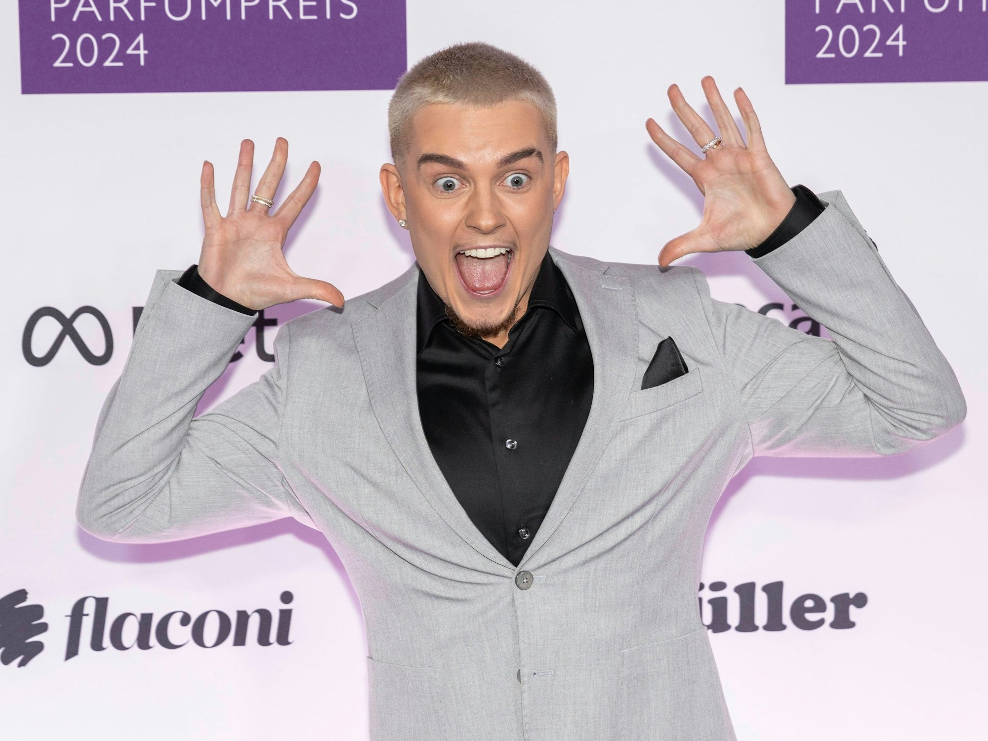 Twenty4Tim wird neuer Moderator von „Reality-Queens – auf High Heels durch den Dschungel“. Er folgt damit dem ehemaligen D