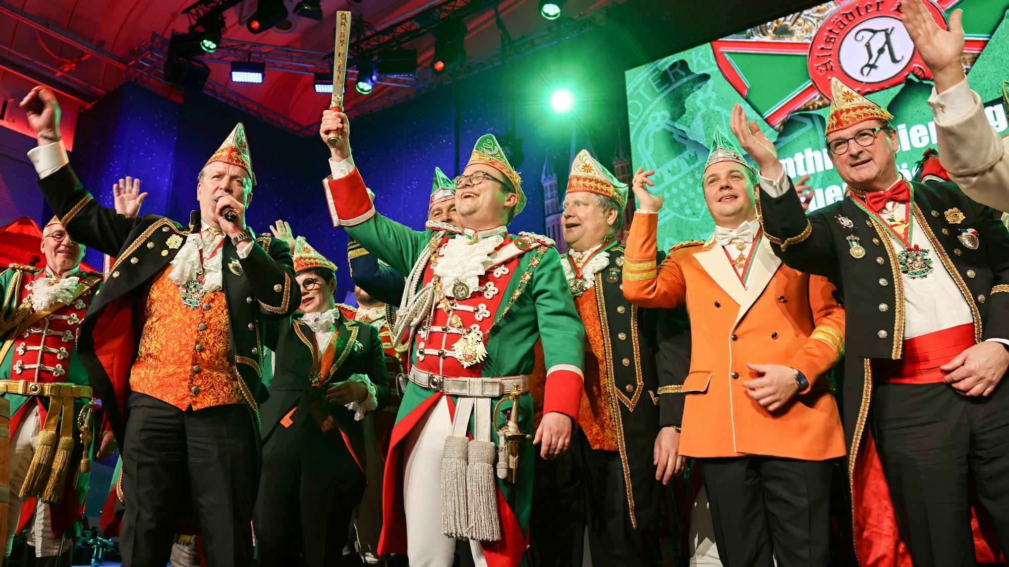 Christoph Kuckelkorn übergibt die Pritsche an Björn Braun.