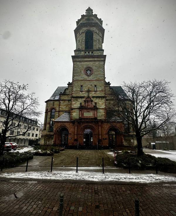 Der Lutherturm in Köln-Mülheim gehörte mal zu einer Kirche. Heute bildet er in Verbindung mit einem modernen Wohn- und Bürogebäude eine einmalige Symbiose.