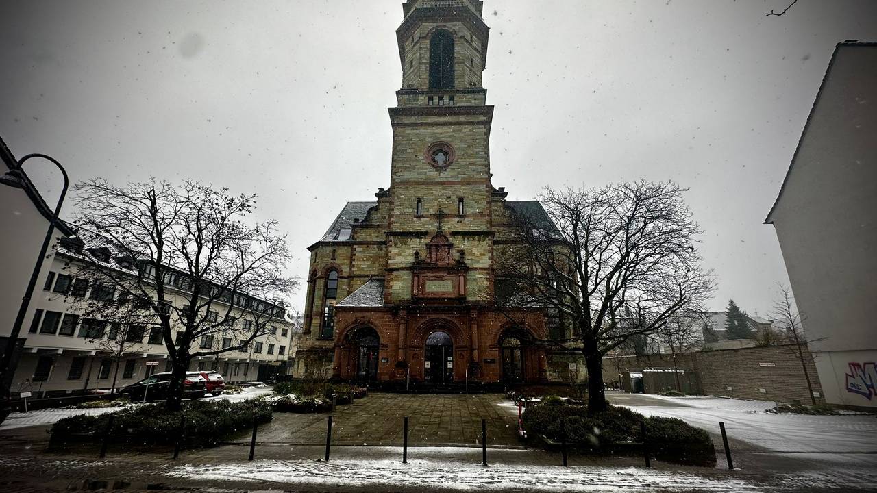 Der Lutherturm in Köln-Mülheim gehörte mal zu einer Kirche. Heute bildet er in Verbindung mit einem modernen Wohn- und Bürogebäude eine einmalige Symbiose.