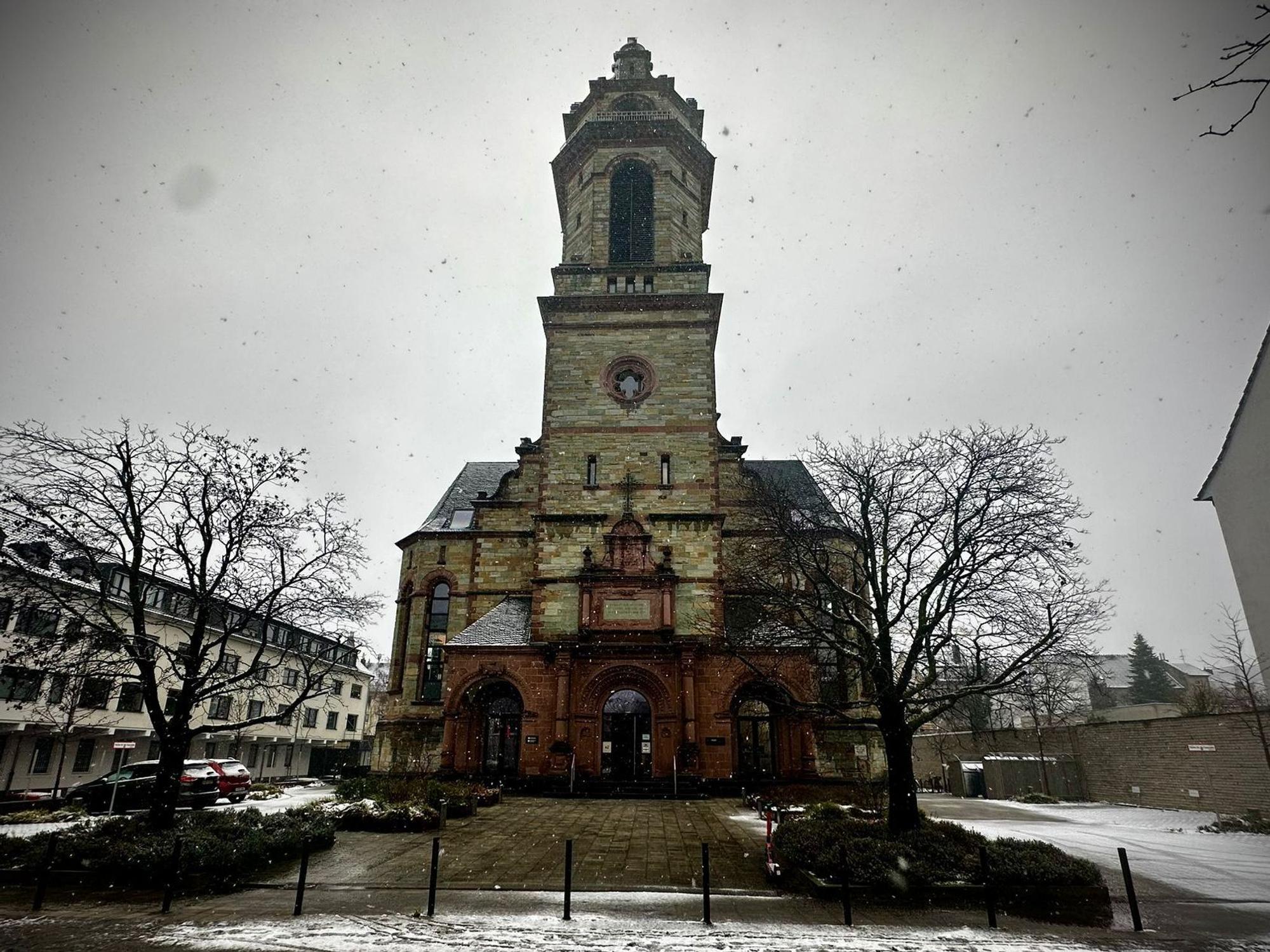 Der Lutherturm in Köln-Mülheim gehörte mal zu einer Kirche. Heute bildet er in Verbindung mit einem modernen Wohn- und Bürogebäude eine einmalige Symbiose.