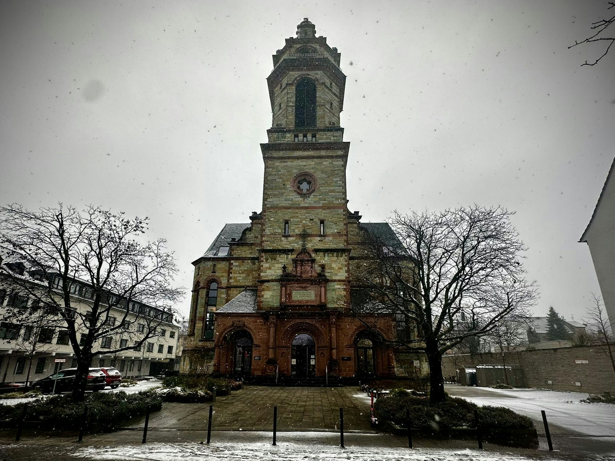 Der Lutherturm in Köln-Mülheim gehörte mal zu einer Kirche. Heute bildet er in Verbindung mit einem modernen Wohn- und Bürogebäude eine einmalige Symbiose.