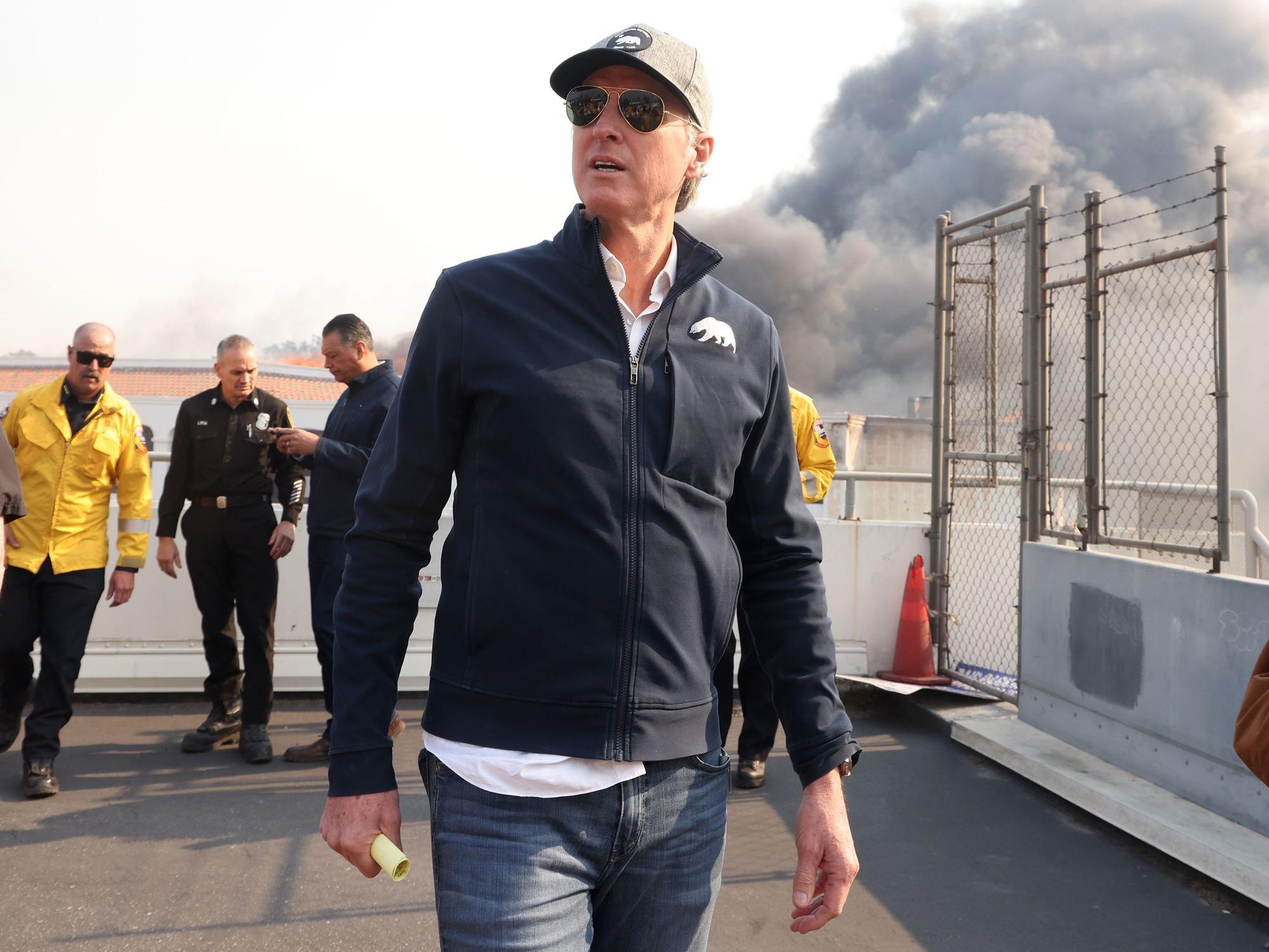 Der kalifornische Gouverneur Gavin Newsom besichtigt Pacific Palisades während des zweiten Tages des Palisades-Feuers.