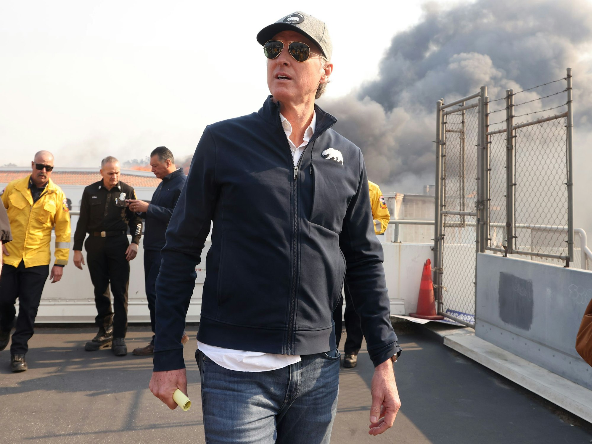 Der kalifornische Gouverneur Gavin Newsom besichtigt Pacific Palisades während des zweiten Tages des Palisades-Feuers.