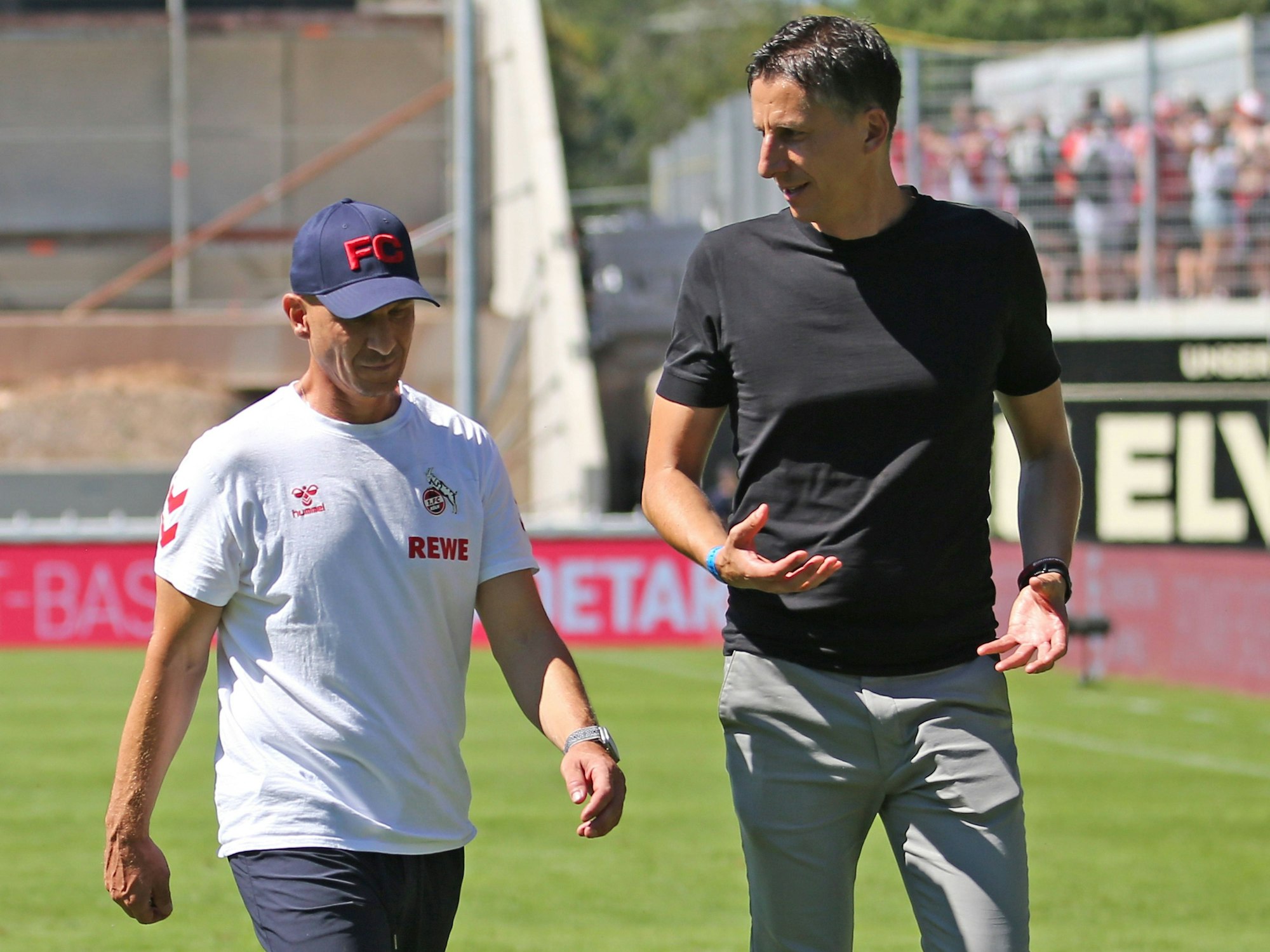 Gerhard Struber und Christian Keller reden auf dem Platz miteinander.