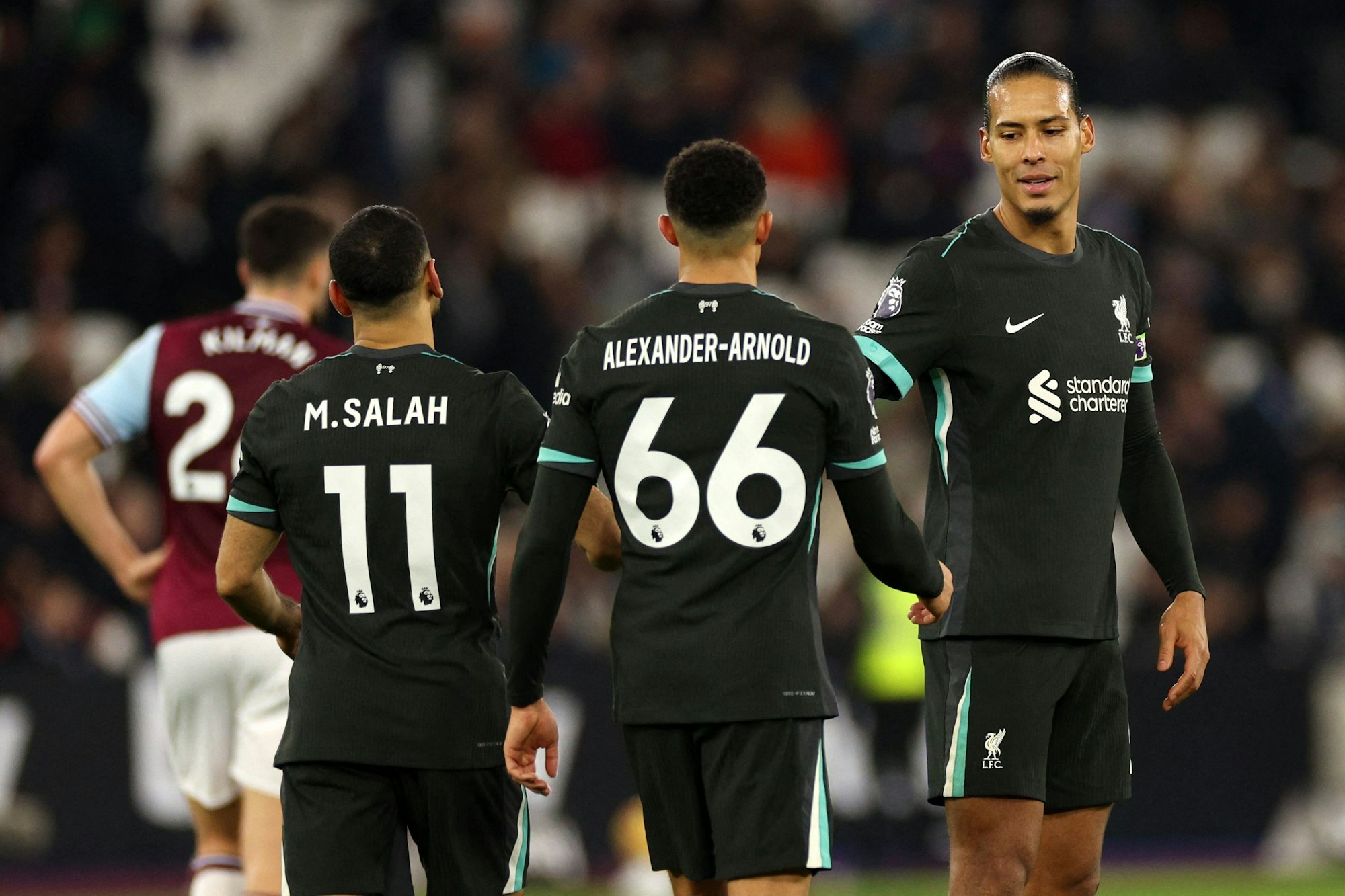 Virgil van Dijk mit Mo Salah und Trent Alexander-Arnold.