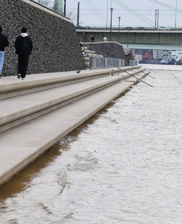 Die Rheinpegel in Köln steigt seit einigen Tagen bereits an, hier ein Foto vom 8. Januar 2025 bei einem Pegel von 6,13 Metern.