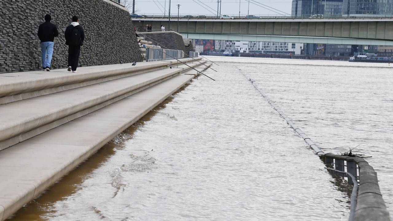 Die Rheinpegel in Köln steigt seit einigen Tagen bereits an, hier ein Foto vom 8. Januar 2025 bei einem Pegel von 6,13 Metern.