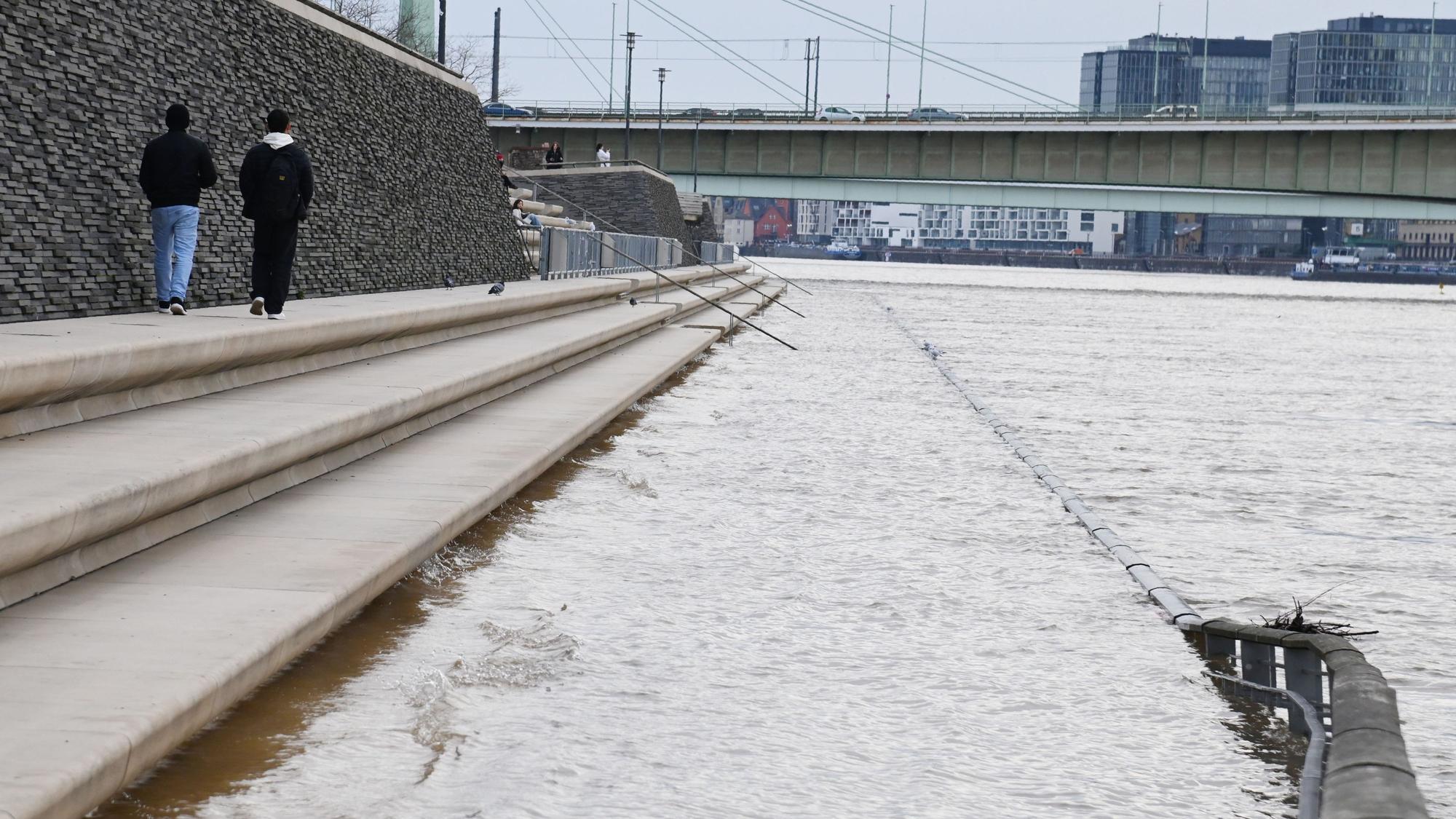 Die Rheinpegel in Köln steigt seit einigen Tagen bereits an, hier ein Foto vom 8. Januar 2025 bei einem Pegel von 6,13 Metern.
