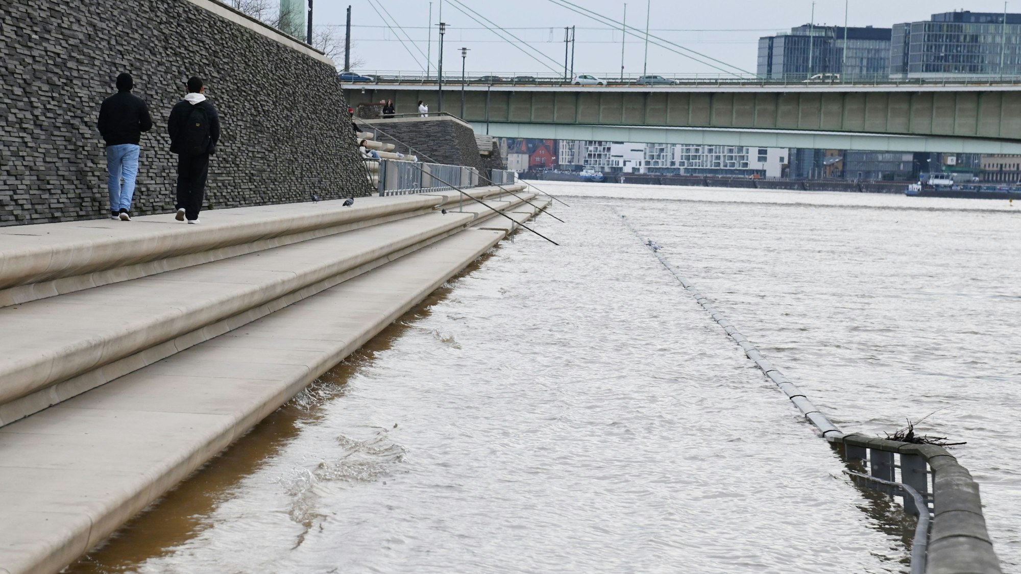 Die Rheinpegel in Köln steigt seit einigen Tagen bereits an, hier ein Foto vom 8. Januar 2025 bei einem Pegel von 6,13 Metern.
