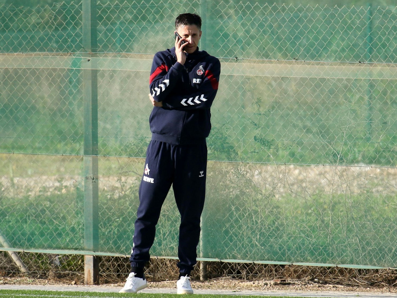 Christian Keller telefoniert am Rande des Trainings in Estepona.