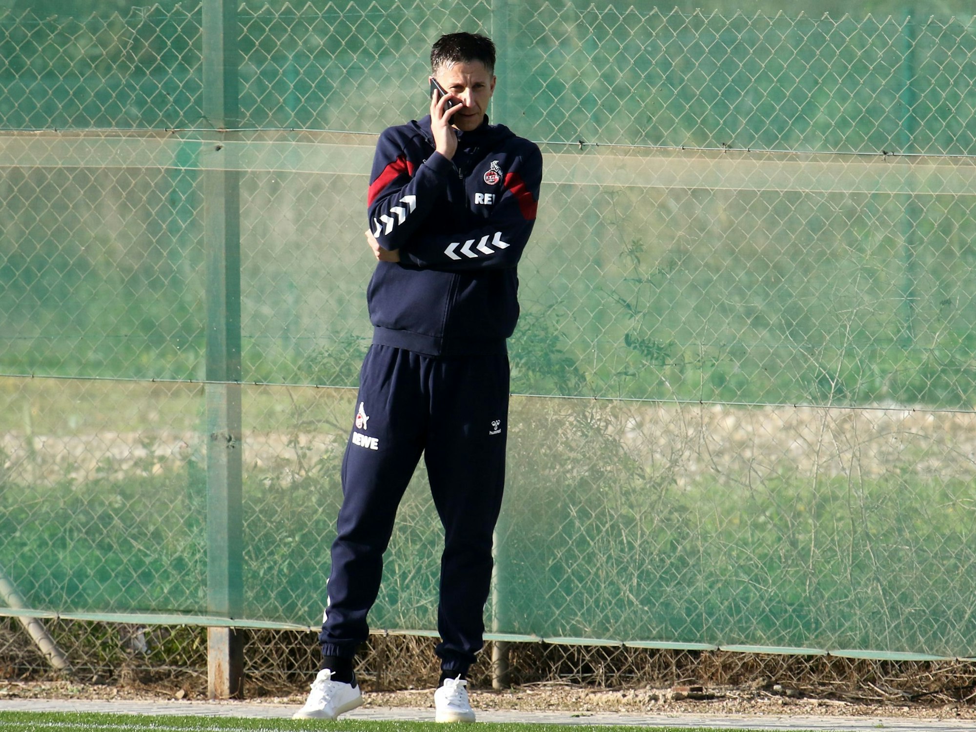 Christian Keller telefoniert am Rande des Trainings in Estepona.