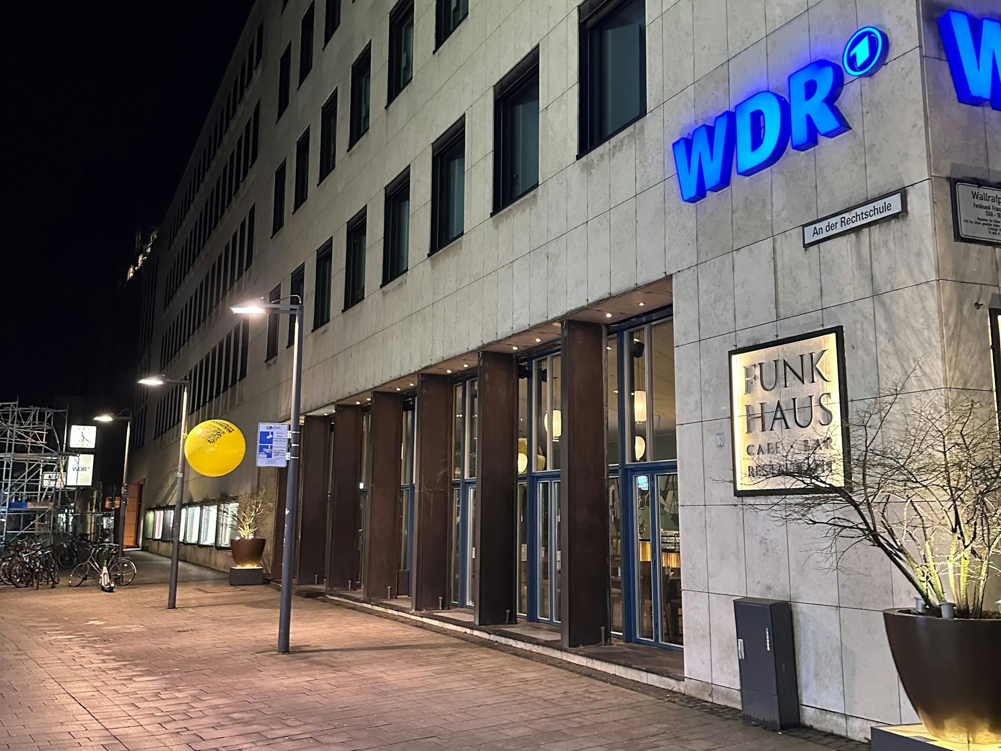 Ballon am WDR-Funkhaus in Köln.