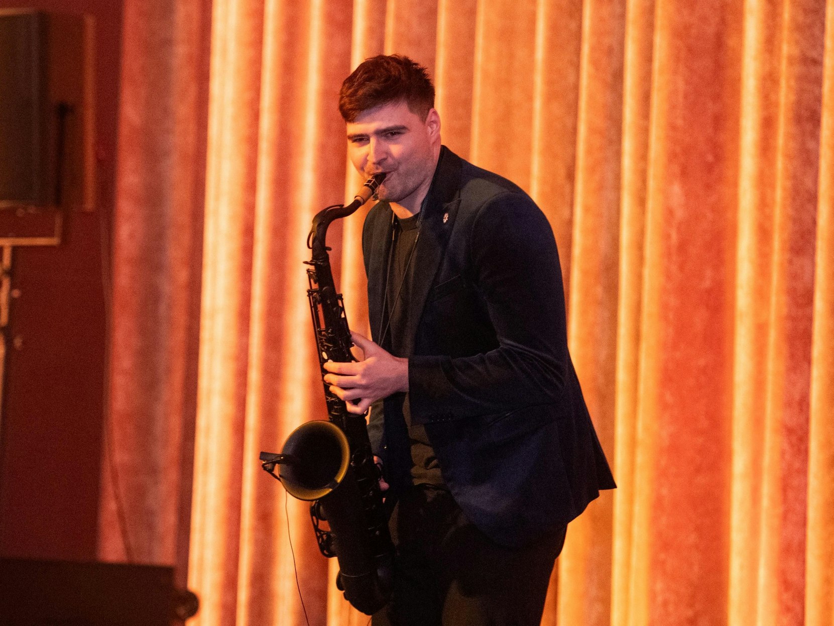 André Schnura
spielt im Kino Saxofon.