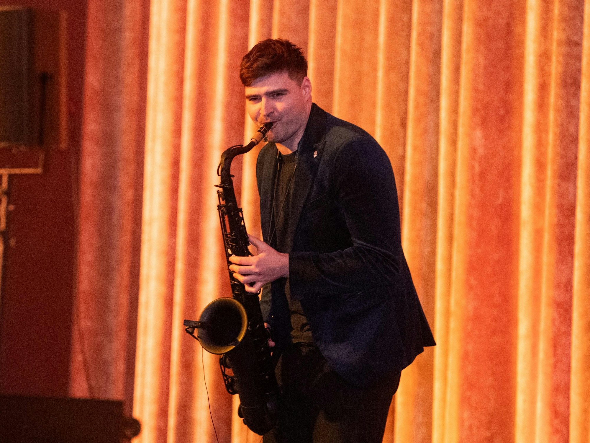 André Schnura
spielt im Kino Saxofon.