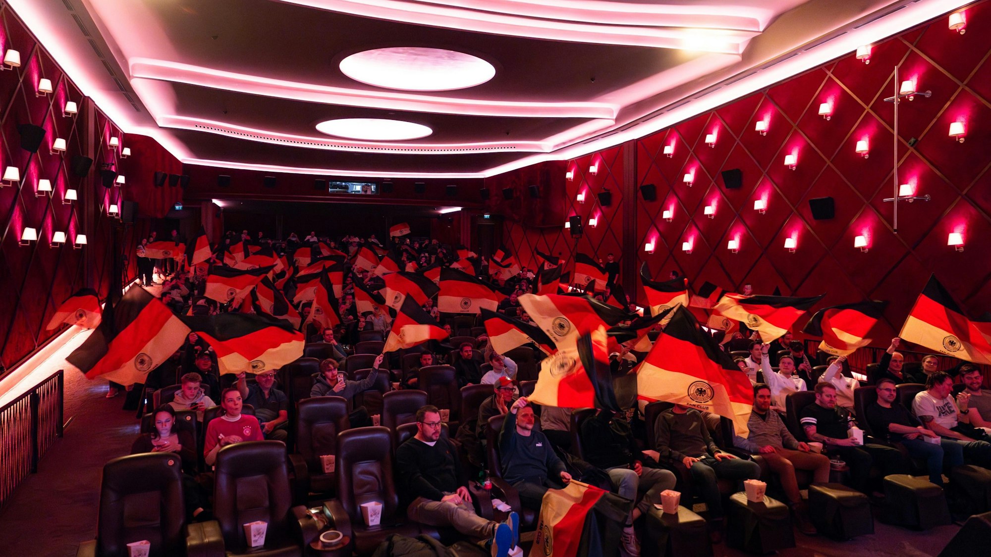 Kino-Premiere der DFB-Doku, die Fans schwenken Fahnen.