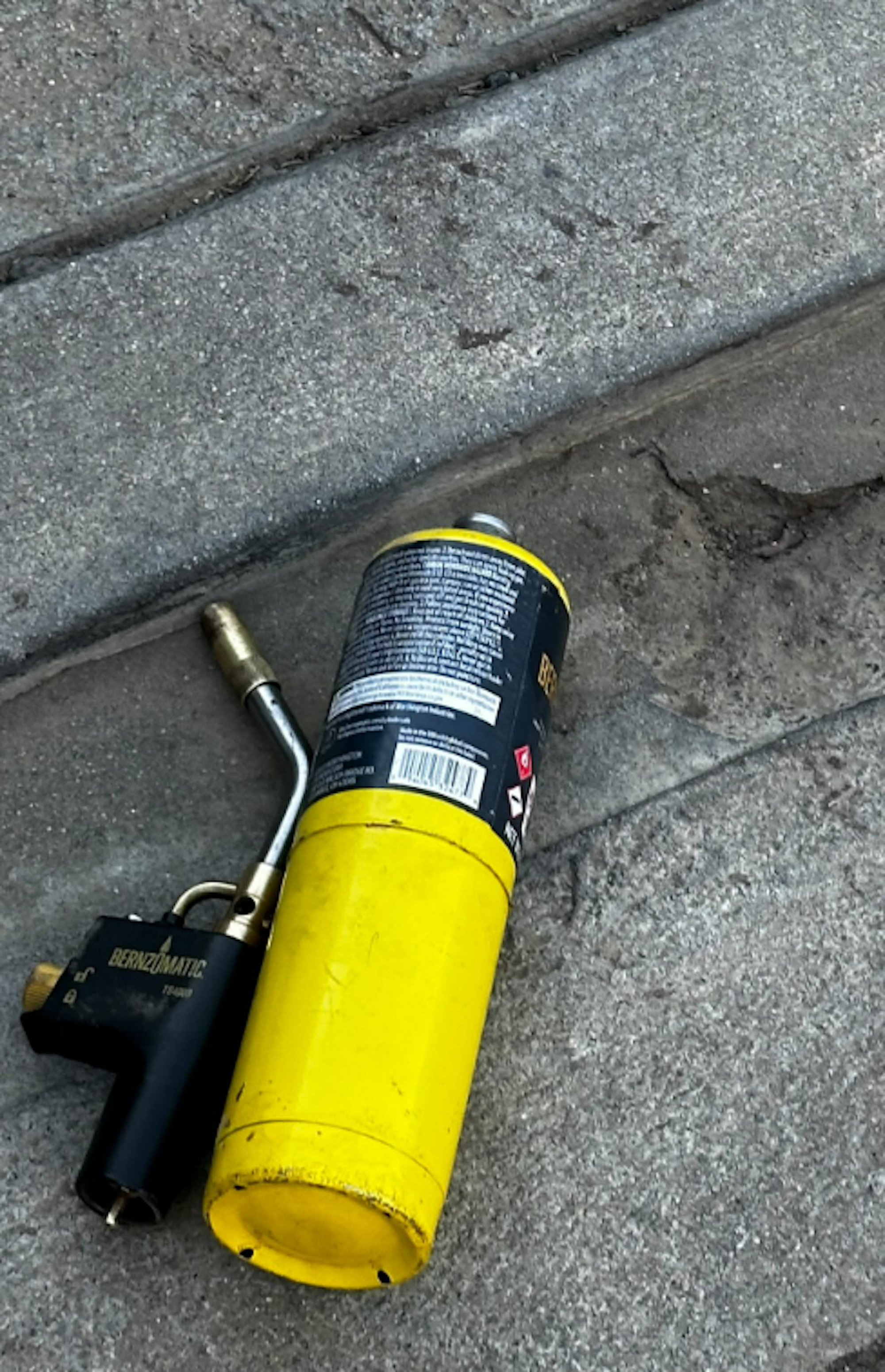 Diese Gasflasche mit Brenner wurde ebenfalls am Tatort entdeckt.