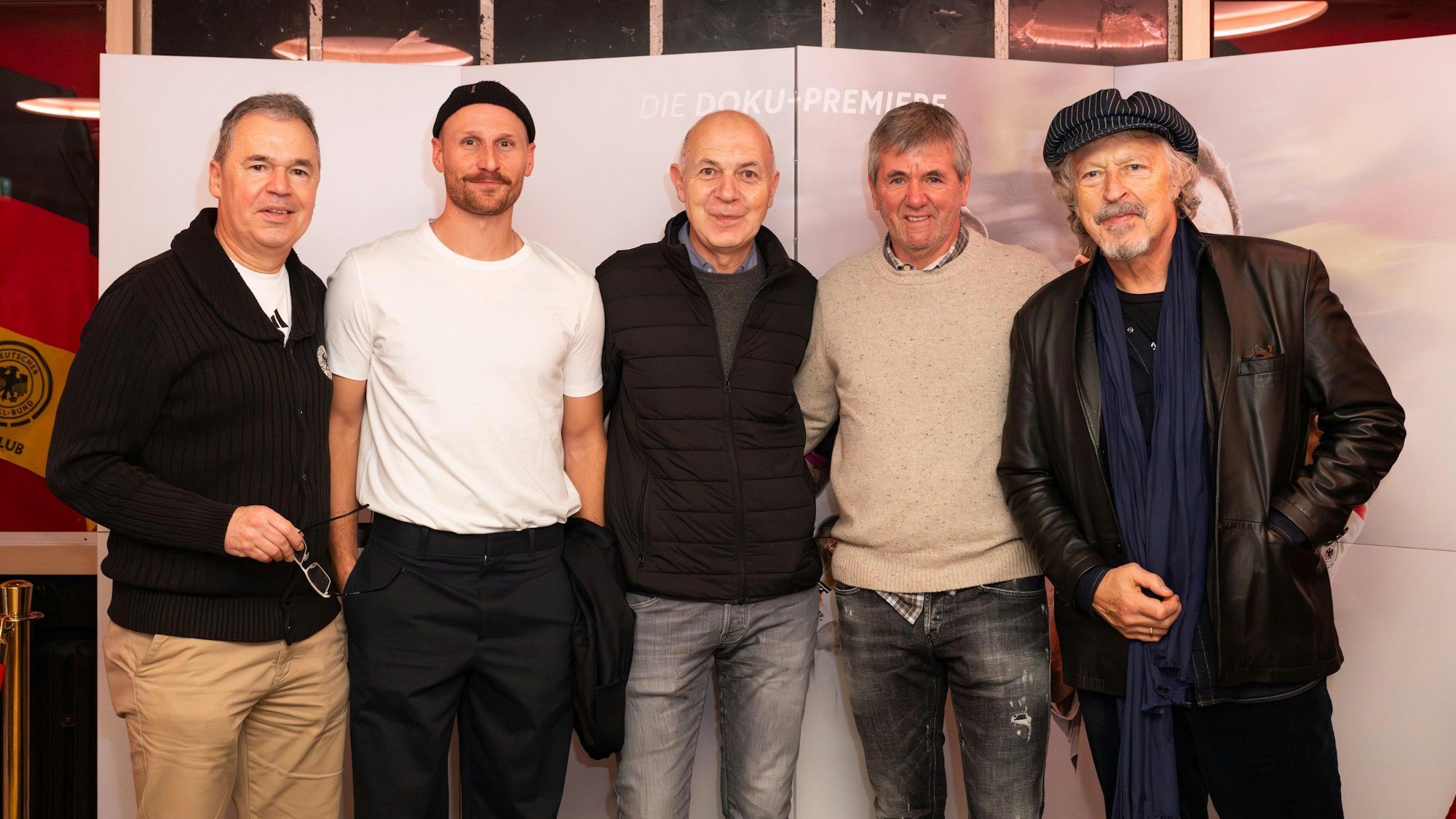 Andreas Rettig, Benedikt Höwedes, Bernd Neuendorf, Friedhelm Funkel und Wolfgang Niedecken
im Kino.