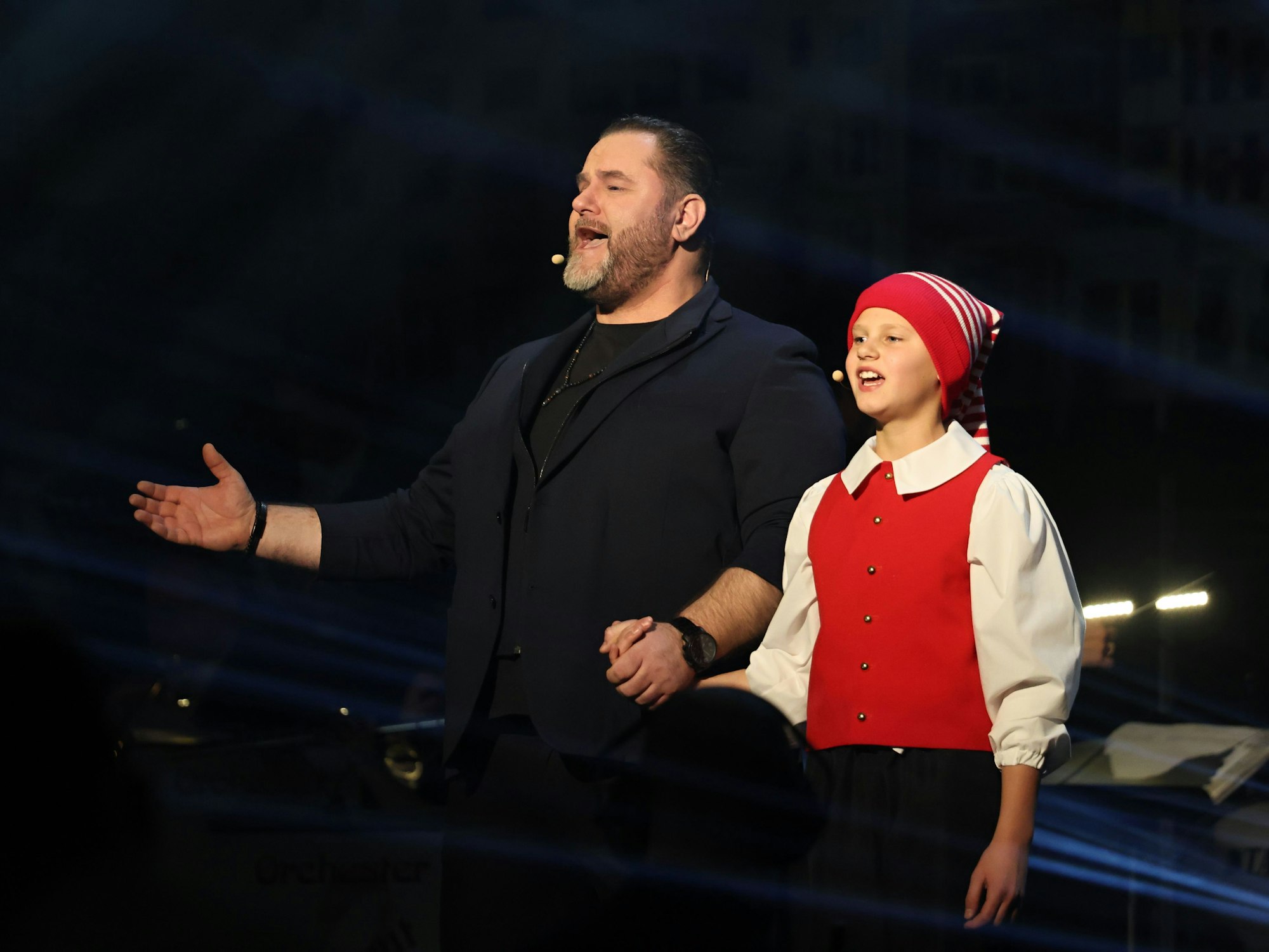 Julian Knuhr mit Esad Bikic auf der Bühne.