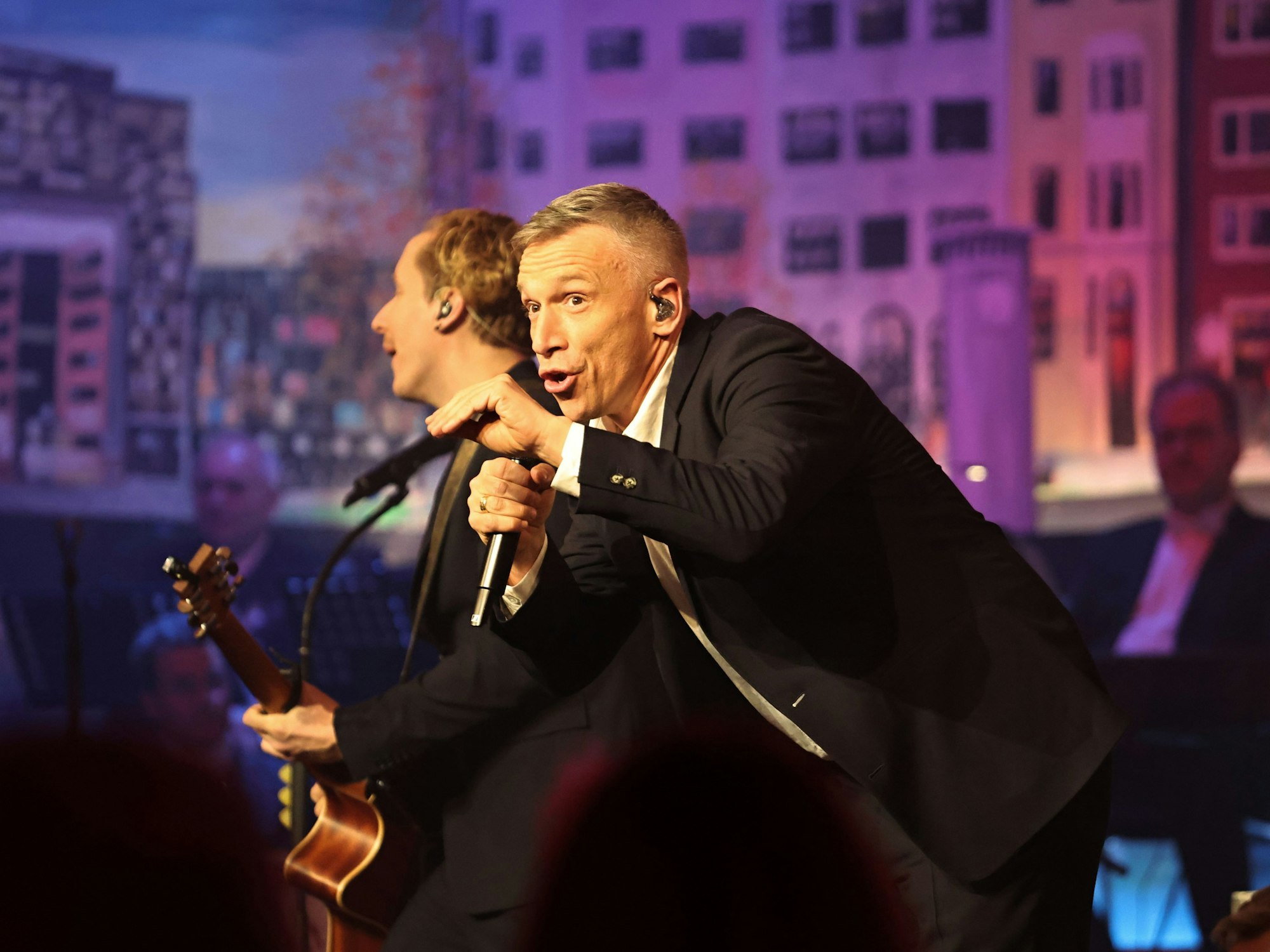 Kasalla singen auf der Bühne.