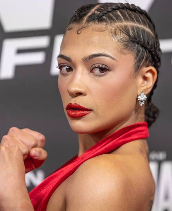 Zu sehen ist Hati Suarez, die auf dem roten Teppich beim zweiten „Fame Fighting 2024 – Boxevent“ im Bonner „Maritim Hotel“ vor den Kameras posiert