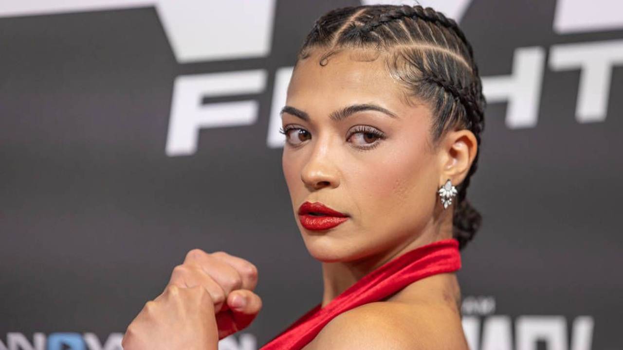 Zu sehen ist Hati Suarez, die auf dem roten Teppich beim zweiten „Fame Fighting 2024 – Boxevent“ im Bonner „Maritim Hotel“ vor den Kameras posiert