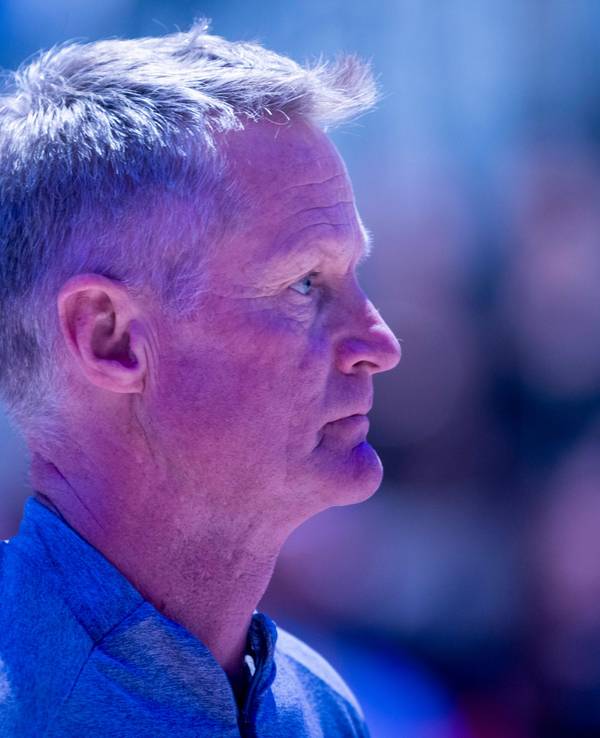Steve Kerr an der Seitenlinie bei einem Spiel in der NBA.