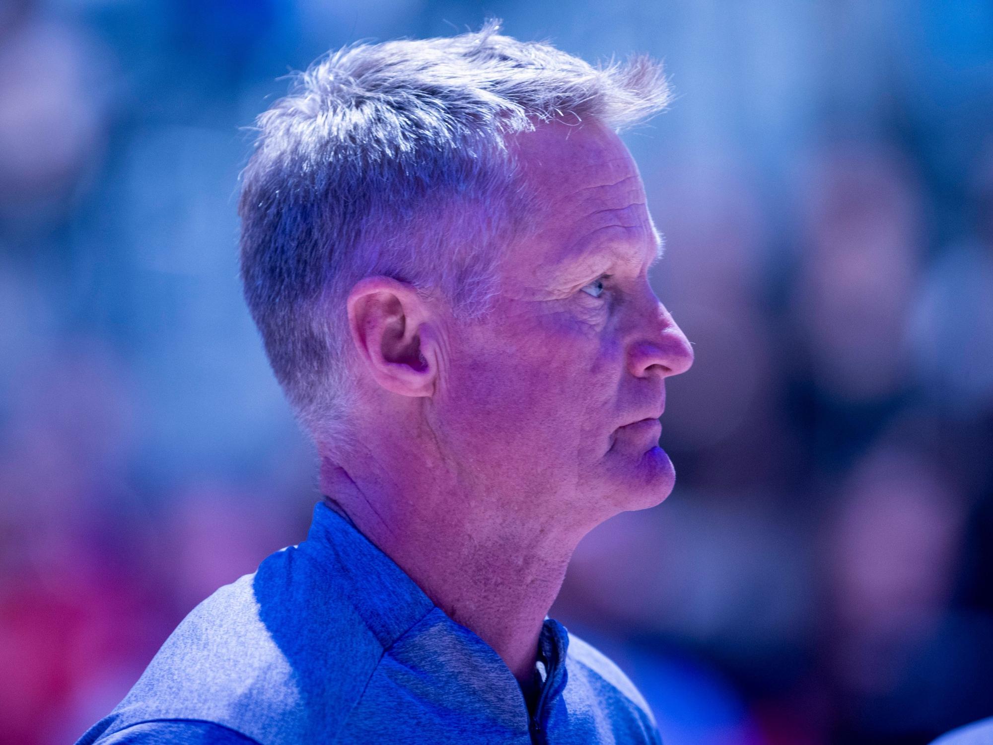 Steve Kerr an der Seitenlinie bei einem Spiel in der NBA.