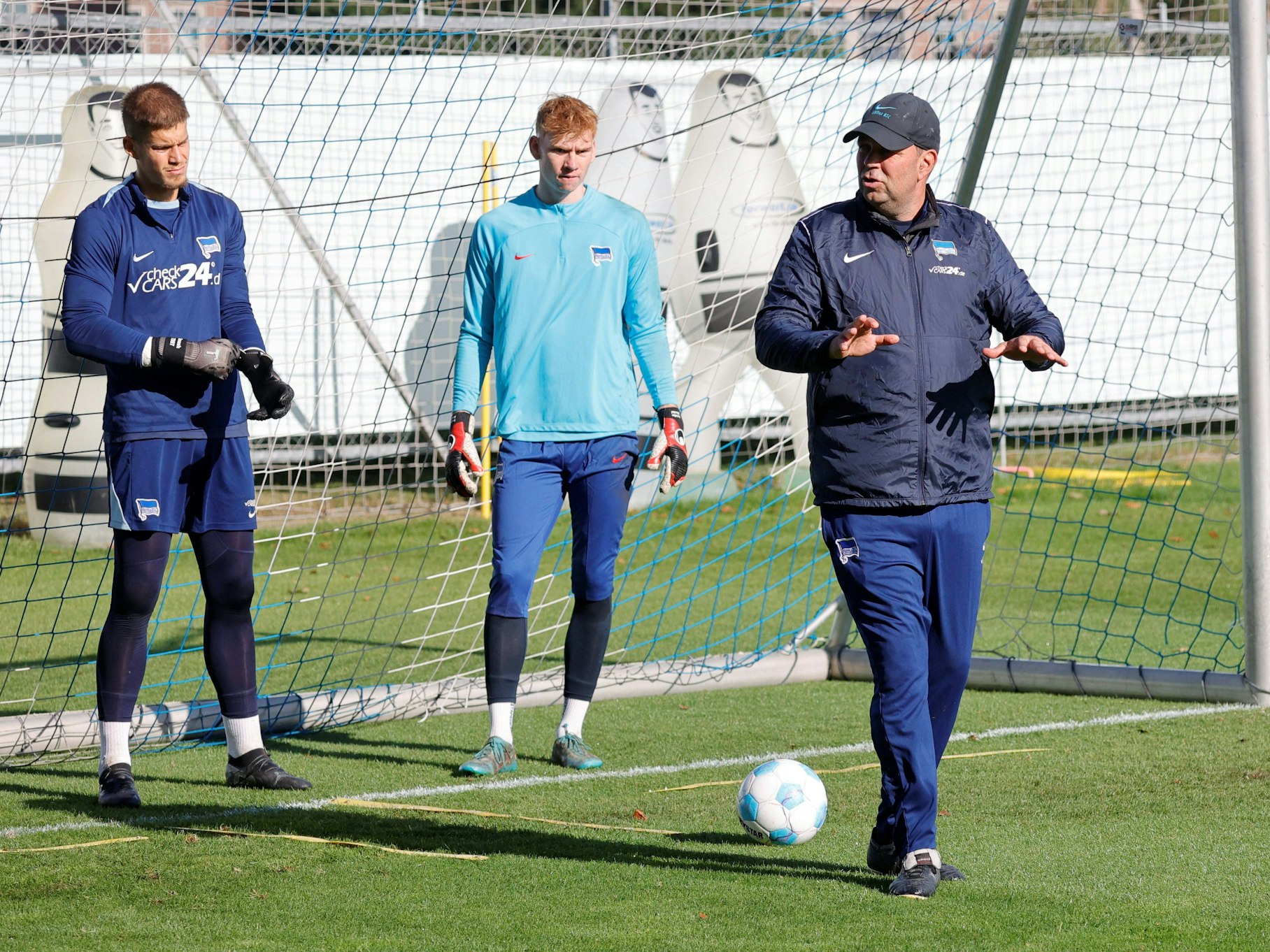 Andreas Menger trainiert mit den Torhütern Dennis Smarsch und Laurenz Pohlmann.