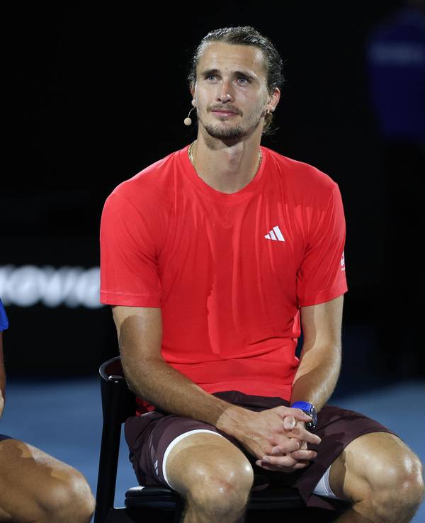 Alexander Zverev und Novak Djokovic geben auf dem Platz ein Interview.