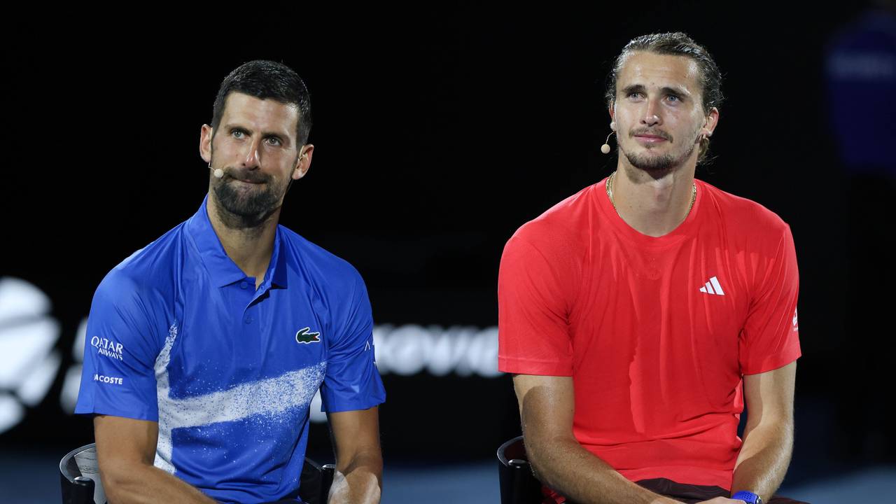 Alexander Zverev und Novak Djokovic geben auf dem Platz ein Interview.