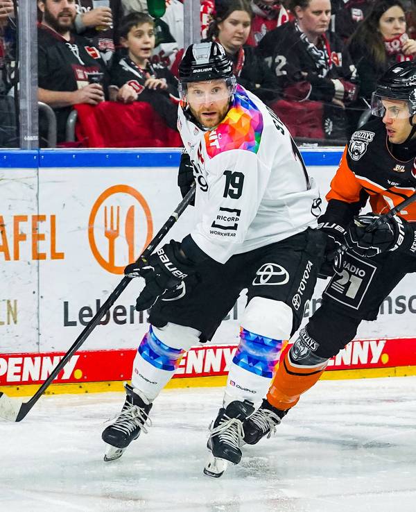 Frederik Storm im Duell mit Ryan Button.