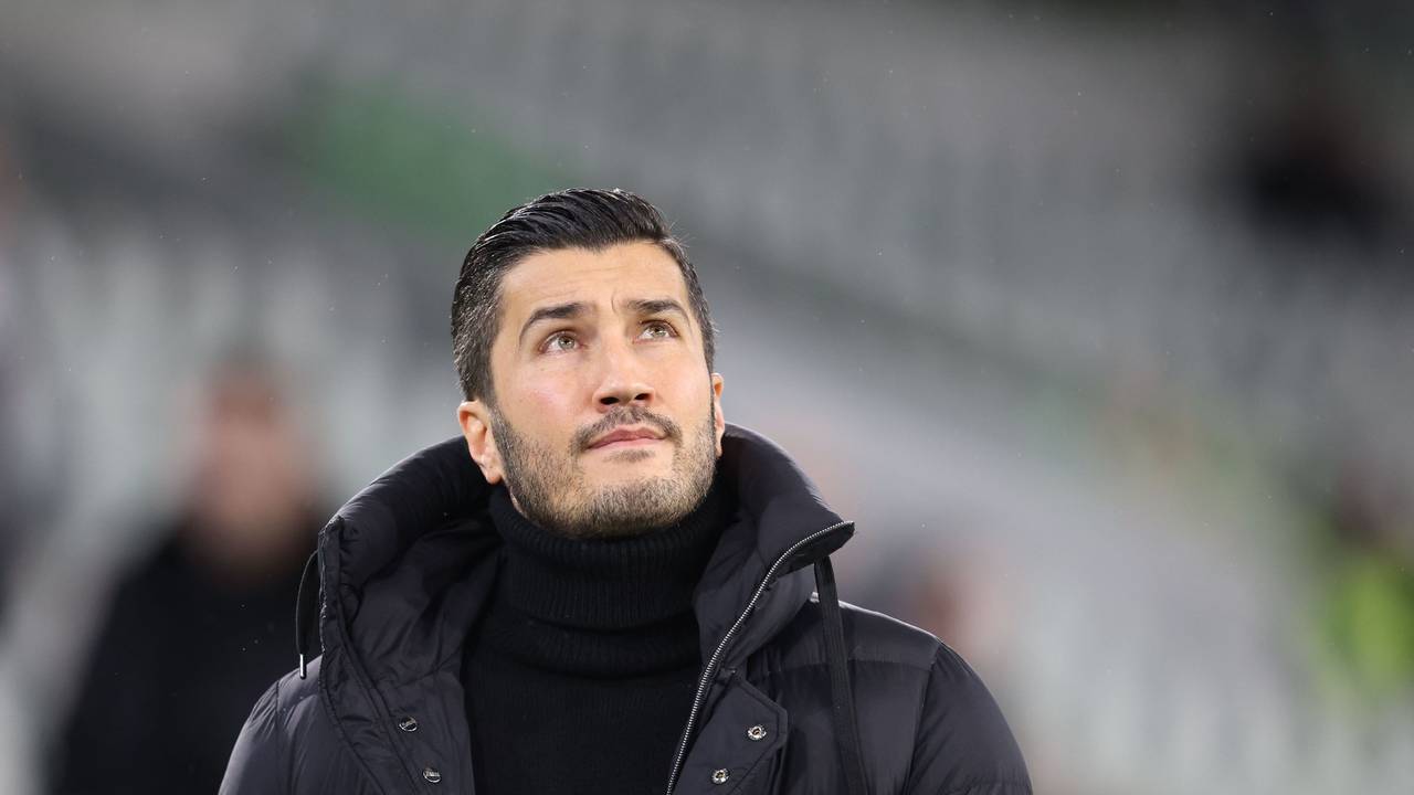 Nuri Sahin blickt nach oben.