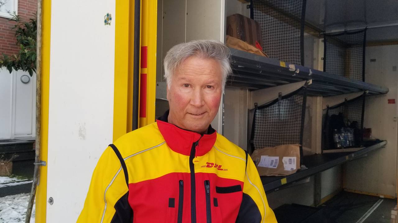 Ein DHL-Zusteller bei der Arbeit in Köln