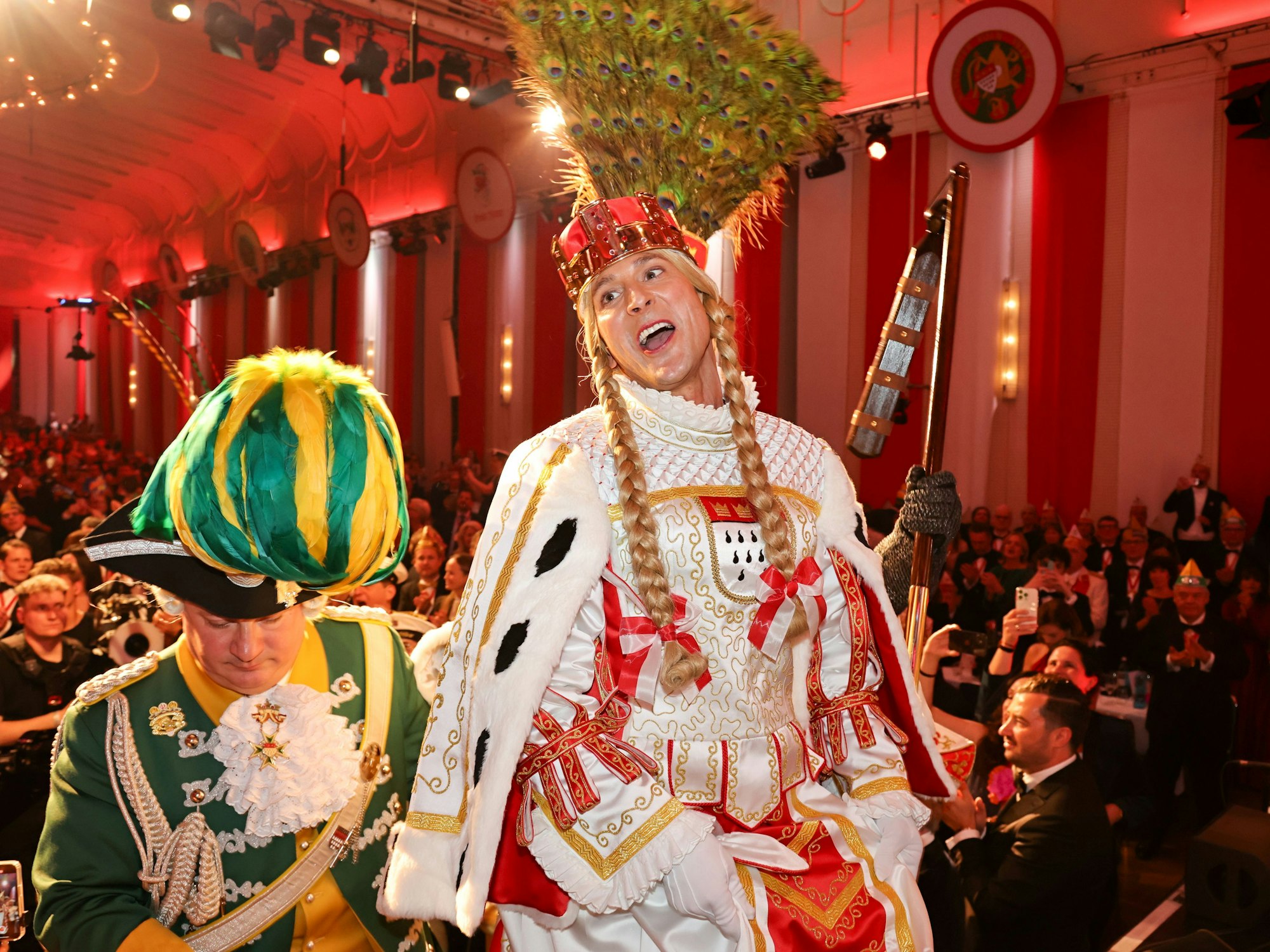 Jungfrau Marlis beim Gang auf die Bühne.