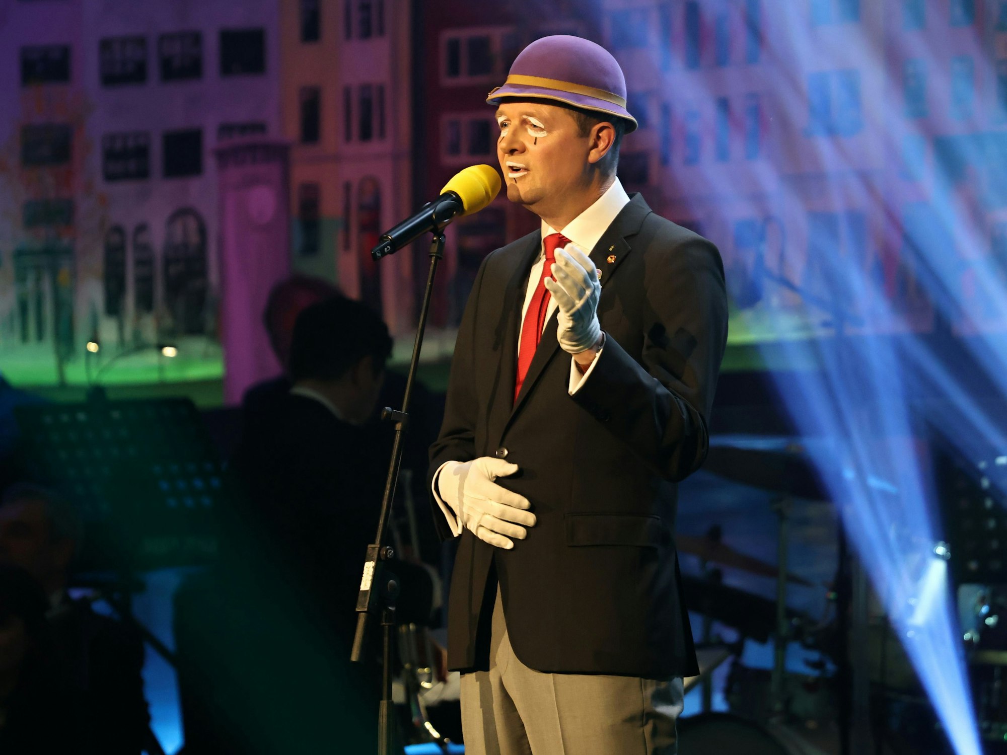 Boris Müller als Doof Noss auf der Bühne.