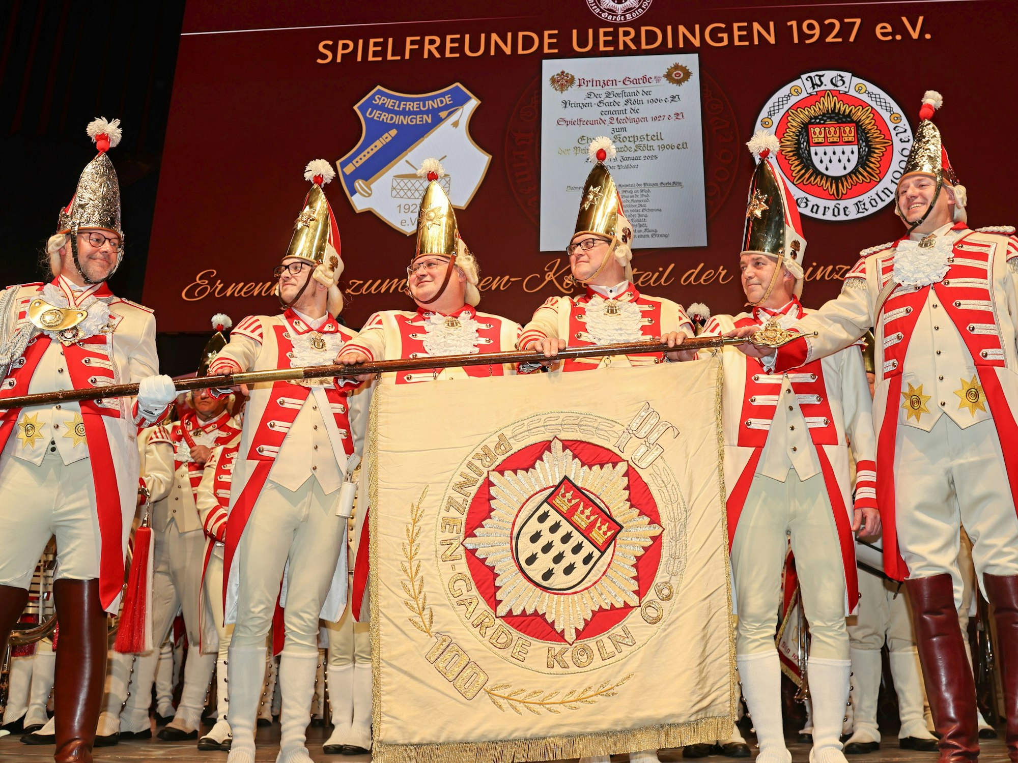 Vereidigung der Spielfreunde Uerdingen an der Fahne.