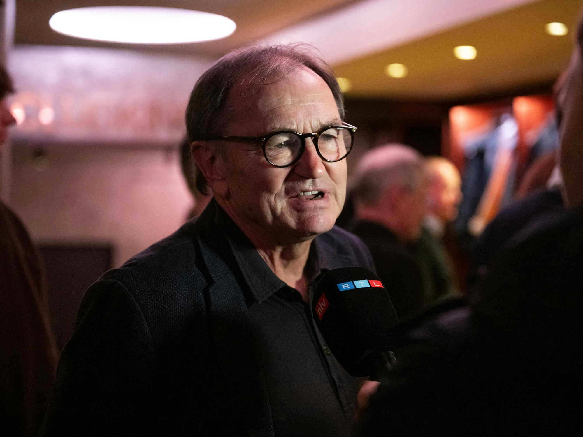 Ewald Lienen
gibt ein Interview im Kino.