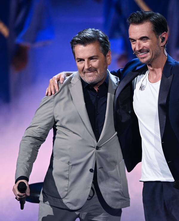 Zu sehen sind der deutsche Pop- und Schlagersänger Thomas Anders (l.) und der deutsche Sänger und Moderator Florian Silbereisen (r.) am 22.10.2022 während der Fernsehshow „Der große Schlagerabschied“ gemeinsam auf der Bühne.
